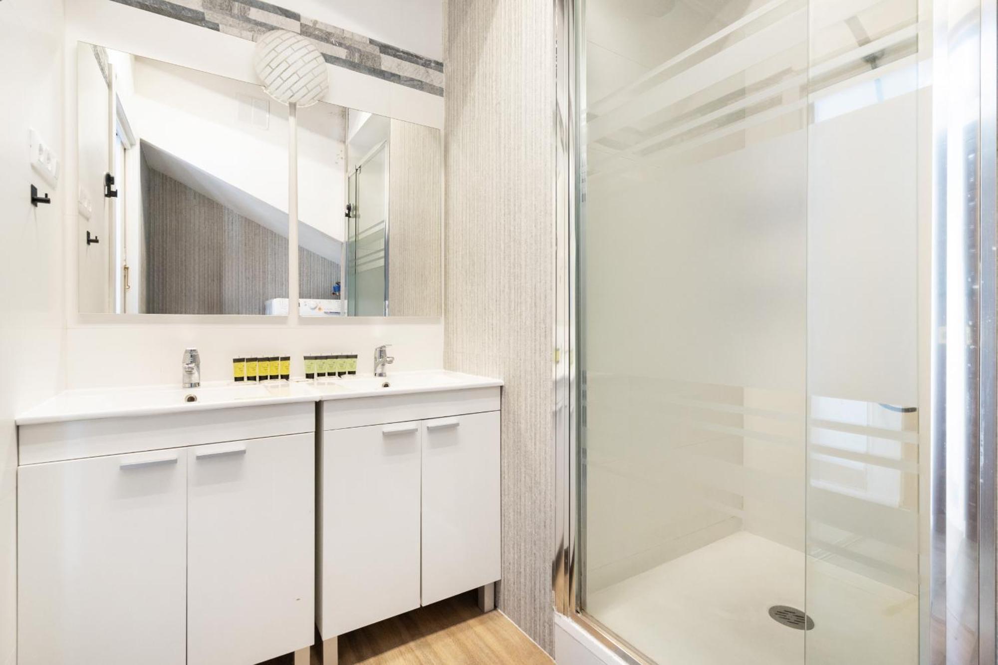 Atico Con Terraza En Lavapies Alquiler Temporal Apartment มาดริด ภายนอก รูปภาพ