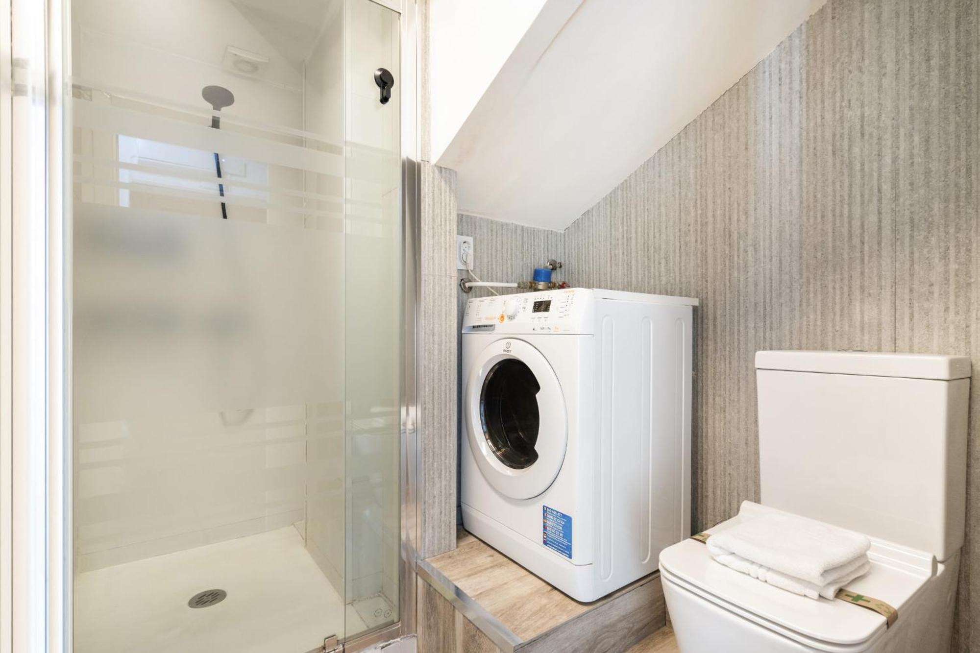Atico Con Terraza En Lavapies Alquiler Temporal Apartment มาดริด ภายนอก รูปภาพ